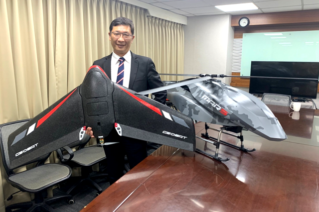 無人機國家隊隊長、經緯航太公司董事長羅正方展示「戰神Mars」偵搜無人機。
