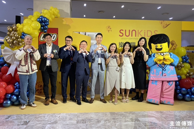 （由左至右）SUNKIDS樂豐實業總經理吳國碩、SUNKIDS樂豐實業總經理洪聖智、南紡購物中心副總經理楊鈵彥、SUNKIDS樂豐實業董事長歐慶鵬、樂高港澳台區總經理曾憲文、樂高台灣區總經理黃小瑩、樂高台灣區業務經理陳以倫、樂高台灣區通路行銷經理陳姿穎進行剪綵儀式。(記者吳敏慈攝)