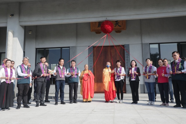 台南竹溪禪寺重建落成大典，台南市長黃偉哲，立委林俊憲、陳亭妃，以及台南市議會議長邱莉莉、市議員林美燕、周麗津皆到場共襄盛舉。