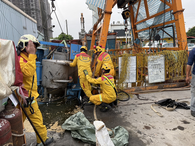 台南工地地基下陷，一人被傾倒的機具壓住。