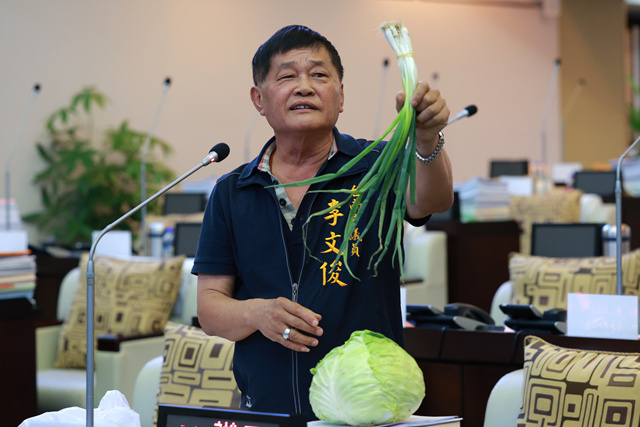 台南市議員李文俊指出，攤販與消費者都在罵政府放任菜價飆漲，到現在還降不下來。