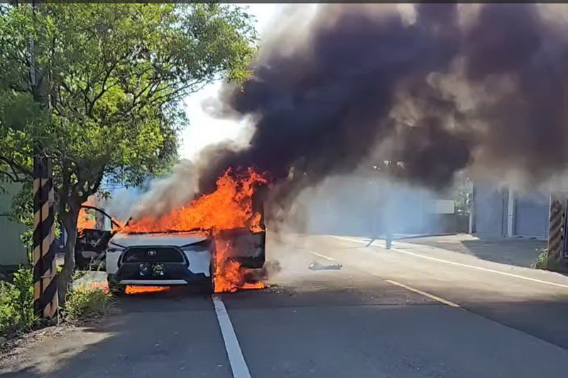 台南市新化區火燒車，造成駕駛及副駕駛嚴重燒傷。