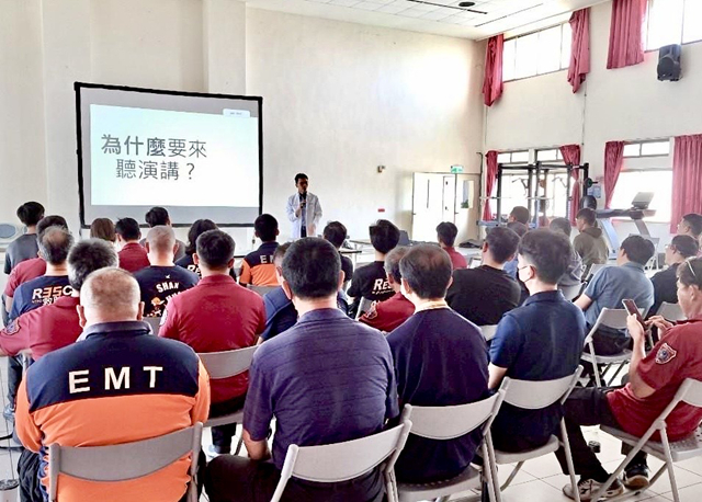 消防局邀骨科陳建宏醫師開講:釐清骨刺迷失 消防局健康講座,醫師陳建宏分享常見骨科問題、正確姿勢與預防運動傷害,協助打火兄弟預防潛在的職業傷害。(醫師陳建宏提供)