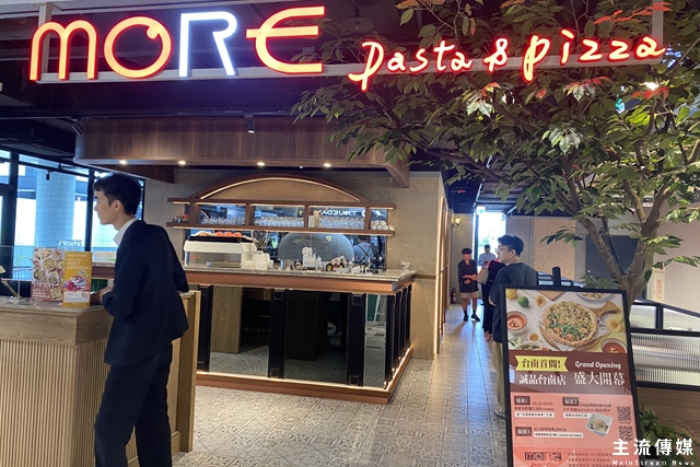 「默爾pasta&pizza」以義大利百年手工窯烤爐展現經典美食風情。(記者吳敏慈攝)