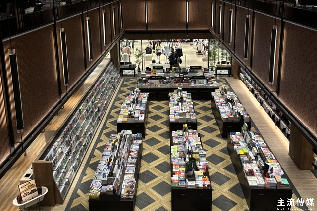 台南誠品生活挑高10米雙層書店，還為親子共讀打造雙北以外的最大誠品兒童館。(記者吳敏慈攝)