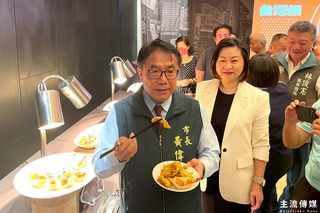 台南市府農業局與台南老爺行旅合作推出台灣鯛美食節活動，市長黃偉哲試吃台灣鯛料理讚不絕口。(記者吳敏慈攝)