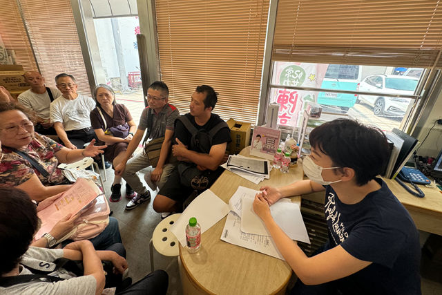 台南市「西市場」攤商向市議員陳怡珍反映，重新計算後的租金漲幅驚人。