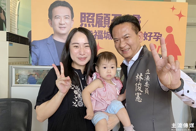 林俊憲新政見:生二胎領8萬5、孕婦補助30趟計程車費、RSV疫苗免費 立委林俊憲表示,台南市要與北部城市看齊,給年輕家庭更多信心與支持。(記者吳敏慈攝)