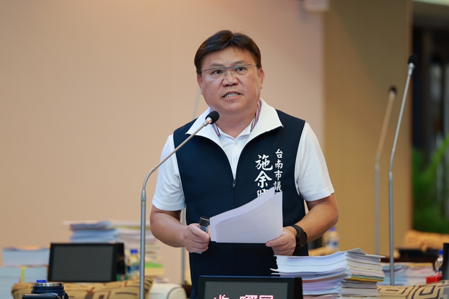陪同民眾「申請急難救助」 議員助理竟被趕出區公所 台南市議員施余興望怒轟,不敢想像連議員助理都被基層公務人員這樣對待,一般老百姓該怎麼辦。