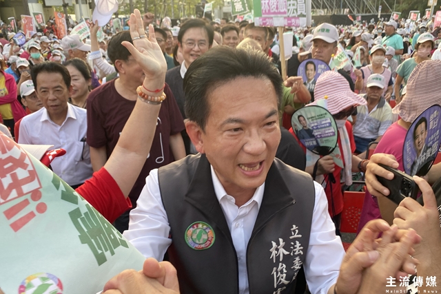 林俊憲萬人造勢大會 邱莉莉再批陳亭妃「背骨」 林俊憲初選造勢大會,現場萬名支持者高喊「台南最好林俊憲」、「唯一支持林俊憲」等口號。(記者吳敏慈攝)