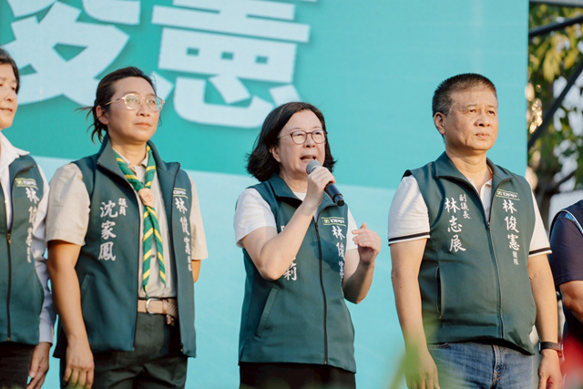 林俊憲萬人造勢大會 邱莉莉再批陳亭妃「背骨」 台南市議長邱莉莉強調「不能讓背骨的人領導台南」,呼籲大家支持林俊憲。