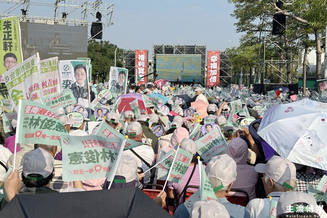 林俊憲萬人造勢大會 邱莉莉再批陳亭妃「背骨」 立委林俊憲在市府旁舉辦團結大會,現場湧入逾萬名支持者。(記者吳敏慈攝)