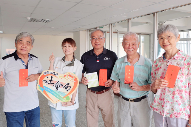 台南市政府今天發放重陽敬老金,並從原本1000元加碼為1300元。