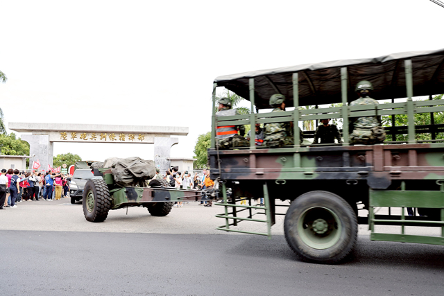 在台南永康已有73年歷史的陸軍砲兵學校,今天正式移往關廟湯山營區。
