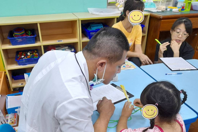 台南市立醫院依據兒童個別狀況進行醫療評估、語言與動作能力測試、心理評估與家庭支持等服務，協助家長了解孩子的發展現況與可運用的教養策略。