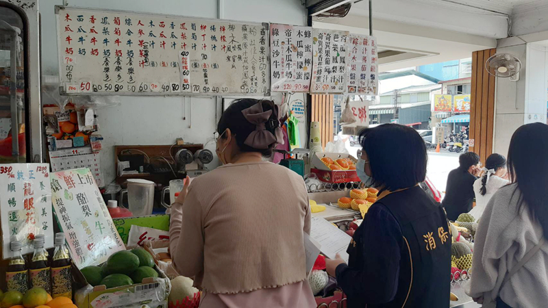 台南某水果店3杯果汁賣750元，消保官要求業者應明確揭露價格。