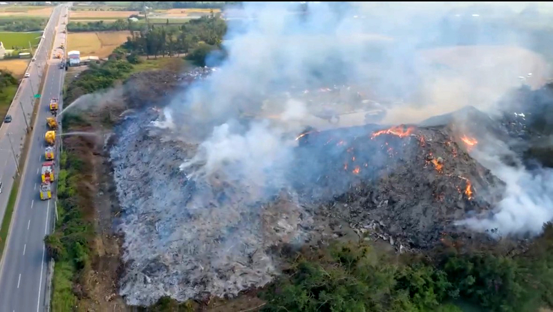 台南後壁區烏樹林21日晚間起火燃燒。