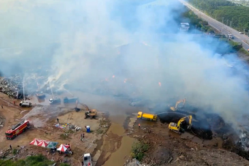 台南後壁區烏樹林「風災廢棄物暫置區」起火燃燒。