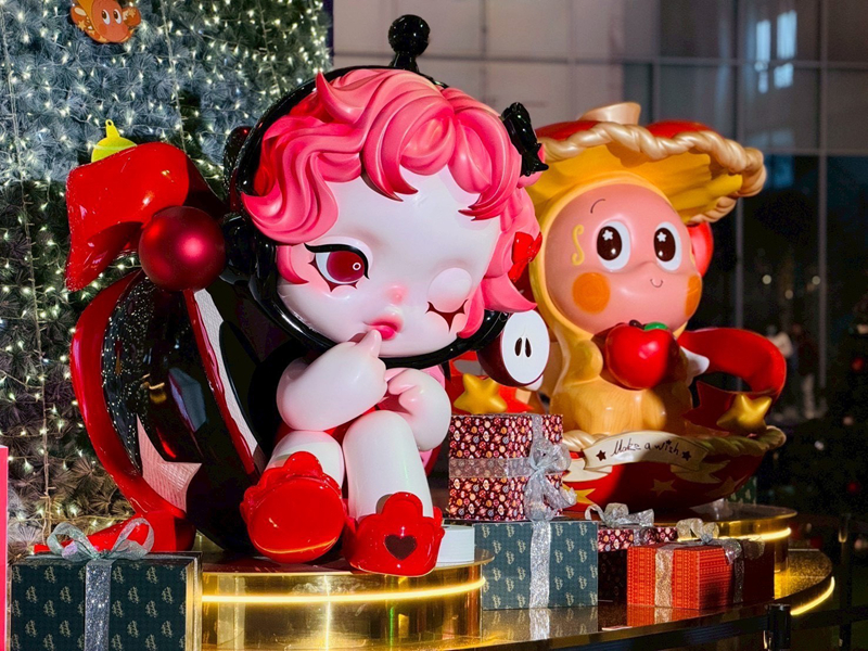南紡購物中心集結POP MART六大IP角色，以聖誕造型亮相。