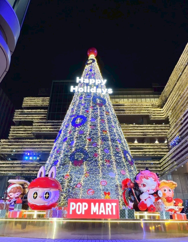 南紡購物中心13.5米高的POP MART聖誕樹。