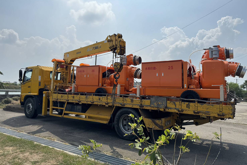 台南市採購60台大型移動式抽水機，可迅速部署至易淹水區域。