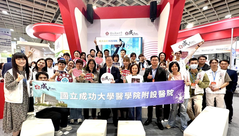 成大醫院於「2025台灣醫療科技展」展出13項創新成果。