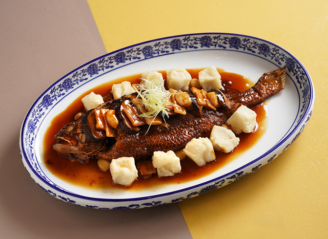 醉月樓「滬式年糕燒黃魚」以鮮活黃魚搭配自製糯米年糕㸆燒，展現江南濃油赤醬風味。（圖／台南遠東香格里拉提供）