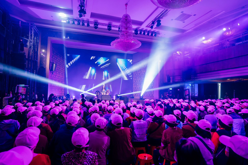 林俊憲出席「愛憲姐妹會」造勢活動，現場氛圍宛如演唱會。