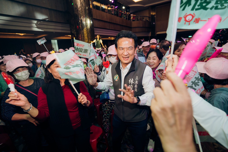 「愛憲姐妹會」舉辦造勢活動，宛如林俊憲在開演唱會。