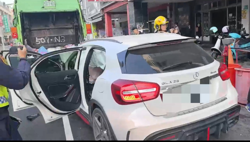 垃圾車收運垃圾時,遭後方白色賓士轎車撞擊。