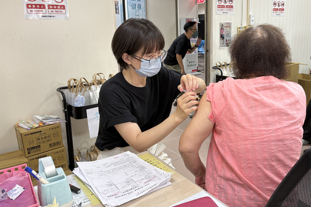 台南市流感疫情出現「重症與死亡率雙高」的警訊,市長黃偉哲呼籲市民盡速完成疫苗接種。