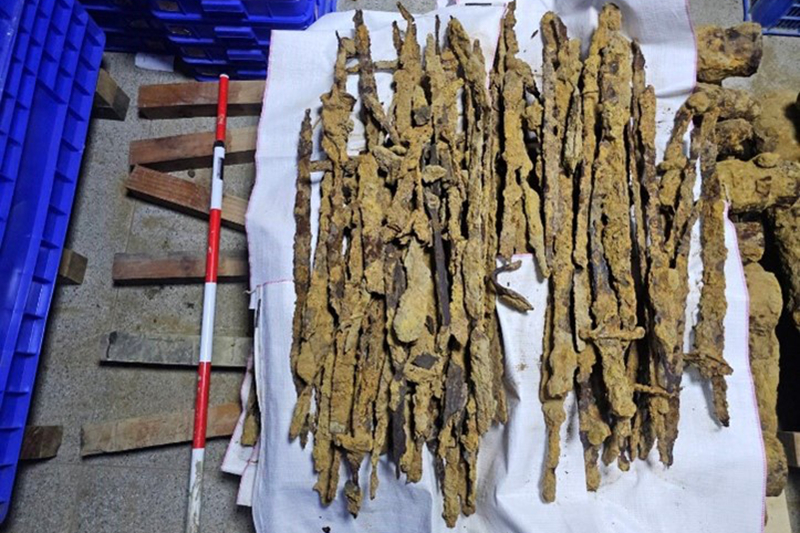 台南鐵路地下化工程挖出清代軍火遺跡,圖為拆解後的刀刃、槍管鐵件。