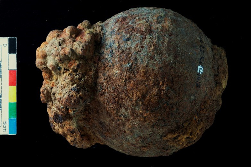 台南鐵路地下化工程挖出清代軍火遺跡,圖為除鏽整理後的砲彈。