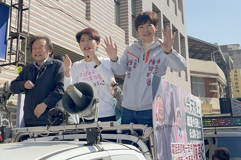 陳亭妃表示，特別感謝立委王世堅，在此次初選中三次站出來相挺。