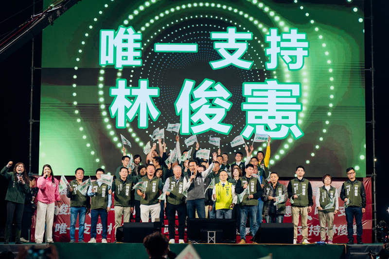 林俊憲直搗陳亭妃本命區造勢，主辦單位統計現場湧入超過兩萬名支持者。