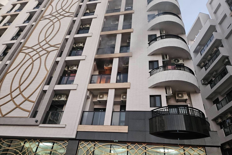 台南新市區潭頂里一棟大樓發生火災,3名女性受困陽台獲救。