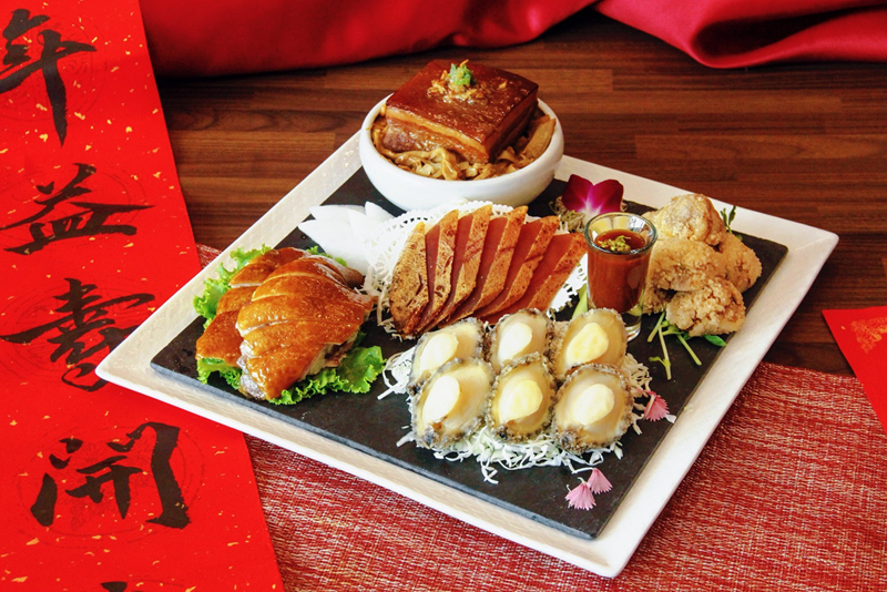 桂田酒店外帶年菜「迎春五福金滿堂」集結烏魚子、九孔、封肉、八寶丸與玫瑰油雞。