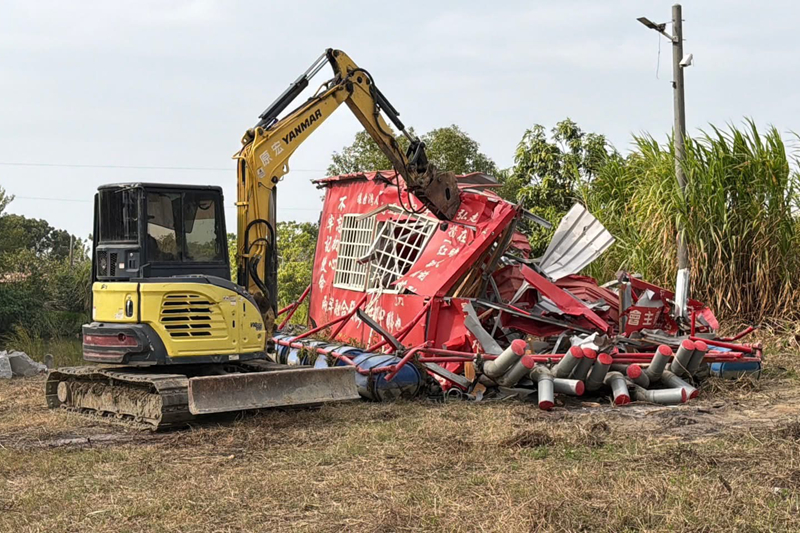 台南市政府拆除「台灣人民共產黨」違建設施。(翻攝台南市長黃偉哲臉書)
