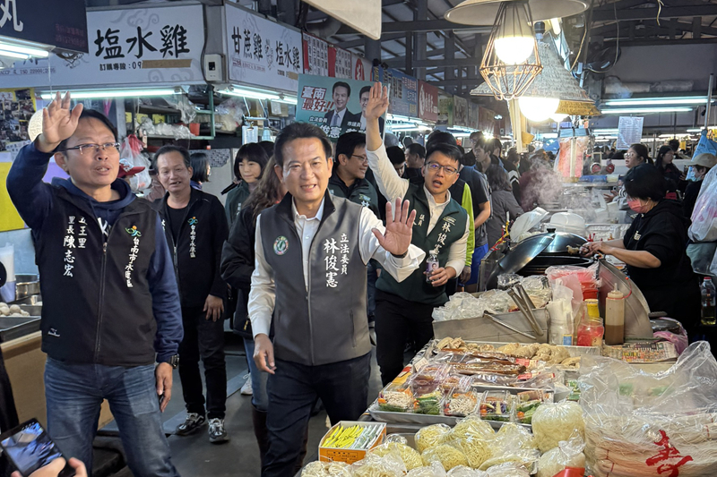 林俊憲到永康區尚青黃昏市場掃街拜票，爭取基層支持。