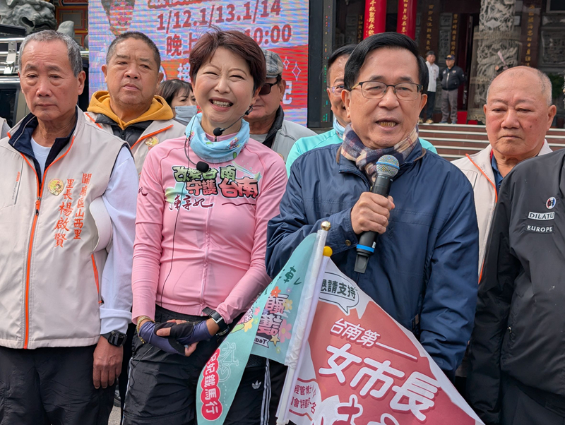 立委陳亭妃在關廟山西宮「巧遇」前總統陳水扁。