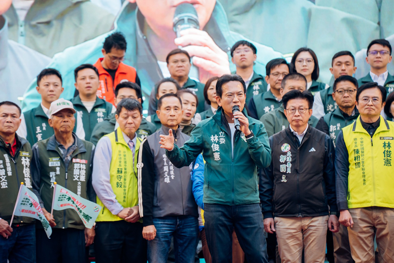 立委林俊憲10日在佳里舉辦大型造勢活動，湧入超過1萬名支持者。