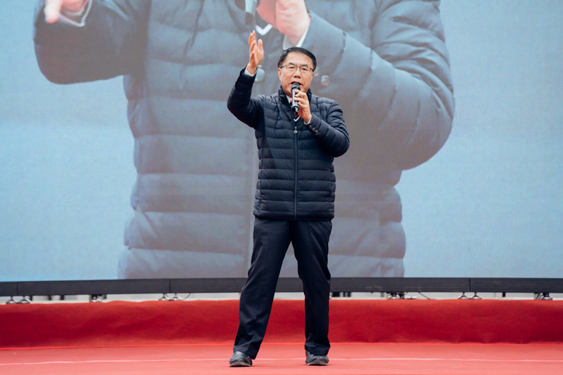 台南市長黃偉哲登台呼籲，大家下週開始，晚上留在家中顧好電話，全力支持林俊憲。