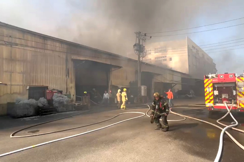 台南市安南區金屬拋光工廠火警。