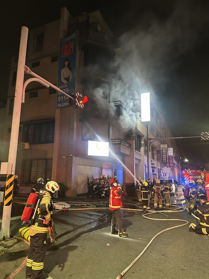 台南市東區自由路一段連棟住宅發生火警。