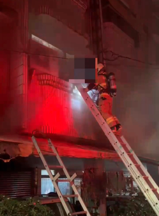 白河住宅深夜火警,消防人員架梯協助2人脫困。