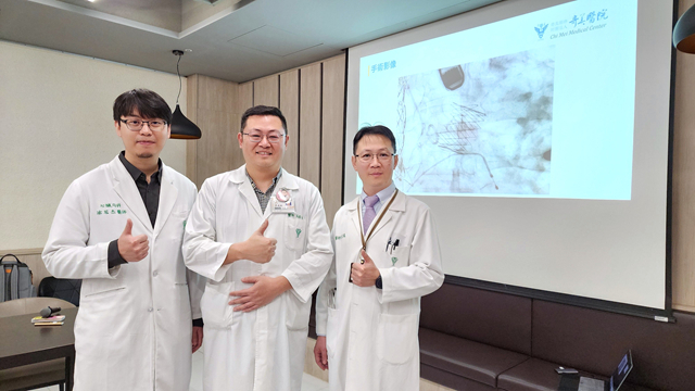 奇美醫院心臟血管外科主任吳南鈞、主治醫師李政亞與心臟血管內科主任施志遠、主治醫師涂冠杰共同帶領團隊，成功完成「經心尖(Transapical)經導管主動脈瓣膜置換術(TAVI)」使用新型瓣膜裝置治療「純重度主動脈瓣逆流(AR)」的高難度個案。
