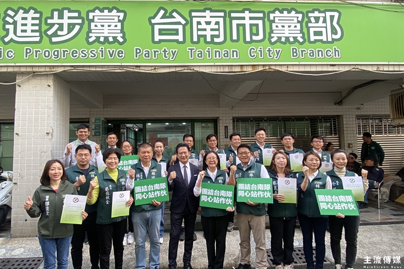 民進黨台南市議員初選，立委林俊憲與議長邱莉莉陪同「挺憲派」議員集體登記。(記者吳敏慈攝)