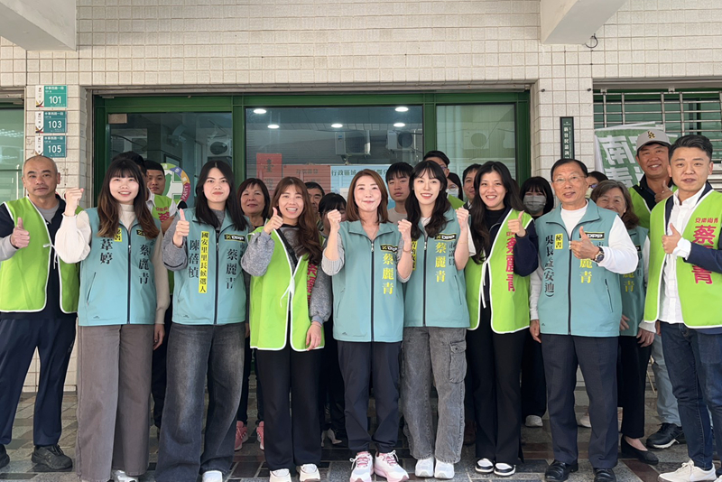 台南市議員蔡麗青前往民進黨台南市黨部完成初選登記。