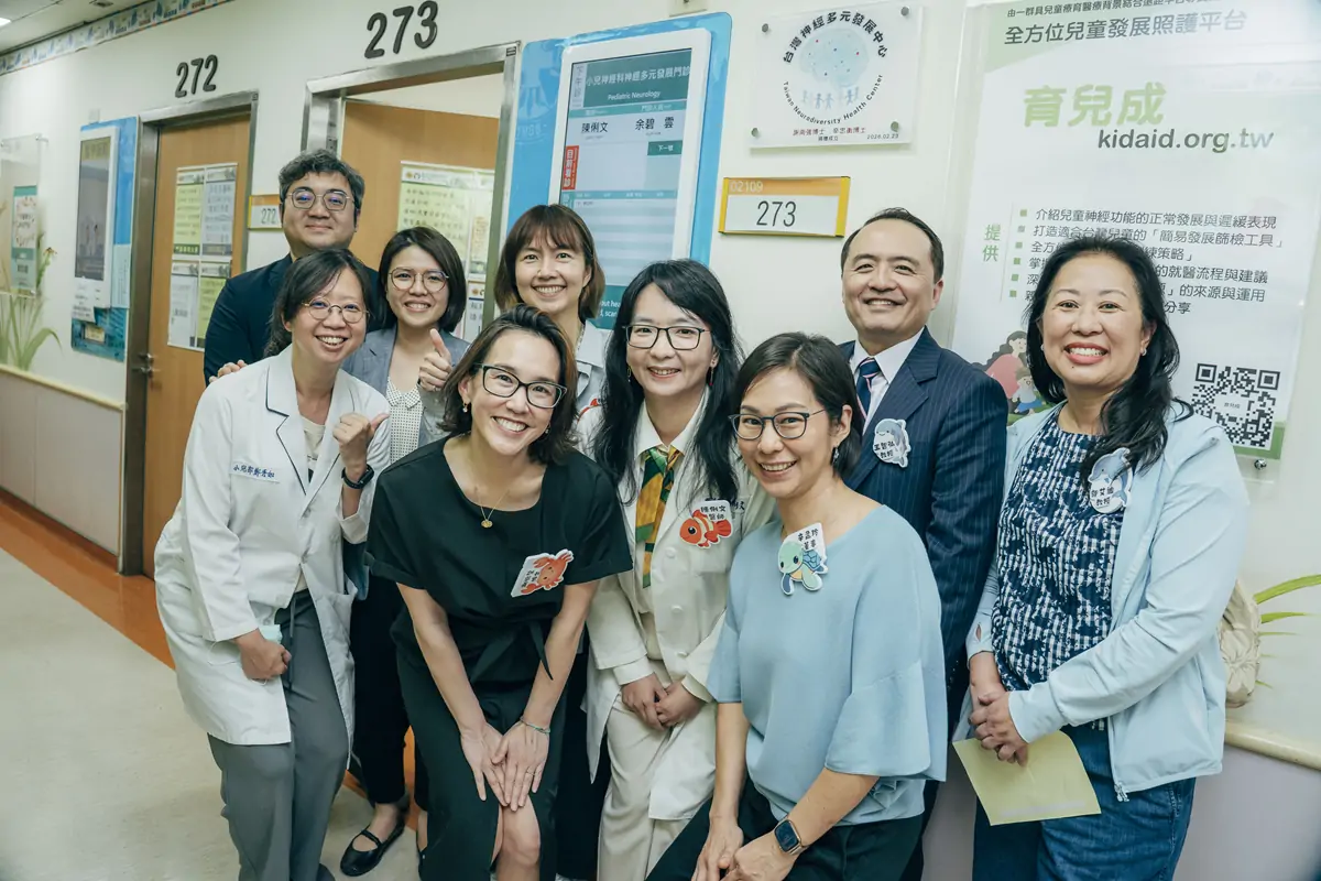成大醫院小兒部成立「台灣神經多元發展中心」,陳俐文醫師(右四)與創始成員、捐贈代表。