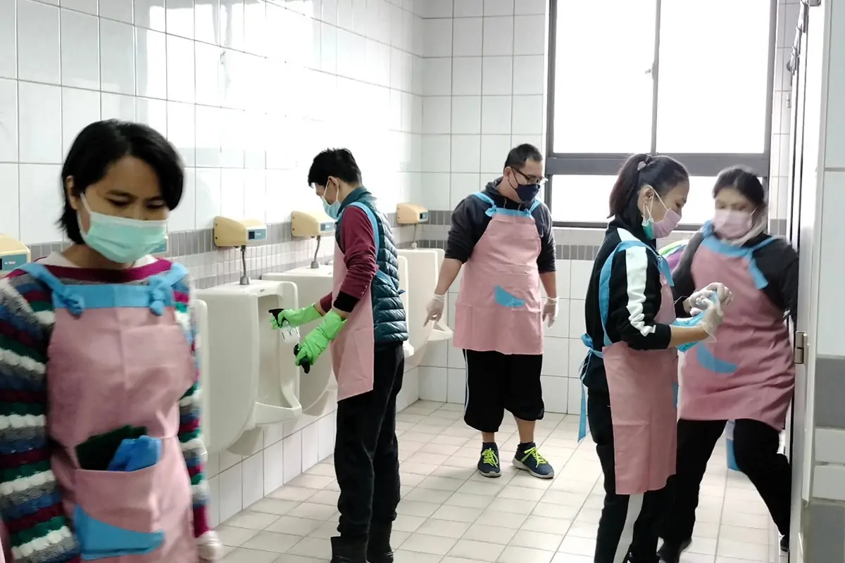 陳迦秦透過勞動部委外職前房務清潔班訓練後，成立居家清潔工作室，擁有穩定收入、不再為生計煩惱。